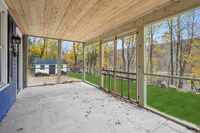 Building Photo - 916 East End Rd