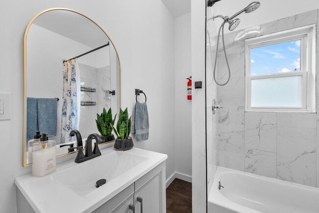 Building Photo - 2009 Sharon St