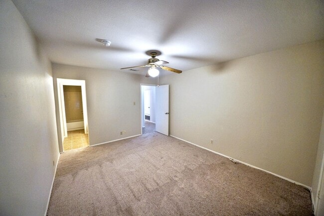 Building Photo - Charming 2-bed, 2-bath home in Universal C...