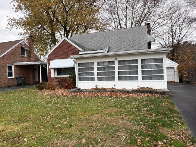 Building Photo - 3 Bedroom 2 Bathroom Cape Cod Available in York!