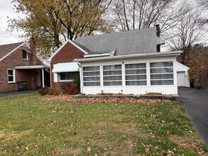 Building Photo - 3 Bedroom 2 Bathroom Cape Cod Available in York!