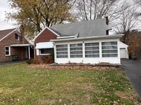 Building Photo - 3 Bedroom 2 Bathroom Cape Cod Available in York!