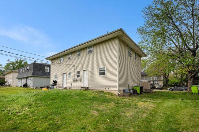 Building Photo - 221 N Oak Dr