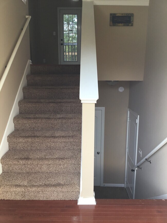 Building Photo - 3 Bedroom 2 1/2 Bath Pet Friendly Home For Rent!