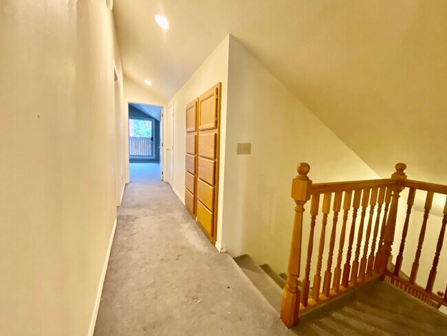 Building Photo - Charming 3 Bed 2 Bath Portland Bungalow!