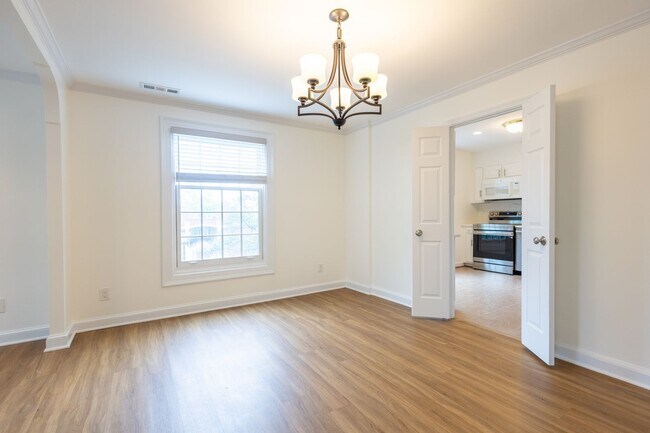 Building Photo - Charming 3 BR/2.5 BA 2-Level Condo in Cath...