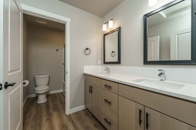 Building Photo - Spacious 4BR Modern Retreat and Luxury Liv...