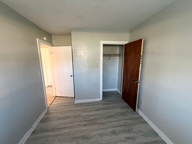 Building Photo - 2020 N Glenwood Ave