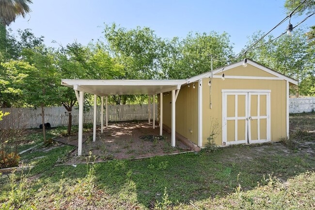 Building Photo - 603 E Losoya St