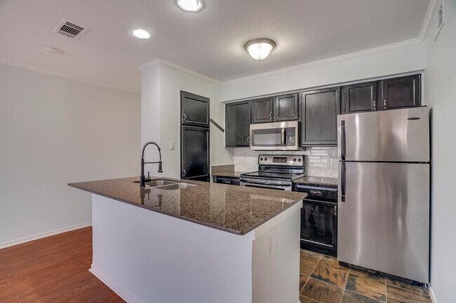 Building Photo - 8888 Tallwood Dr