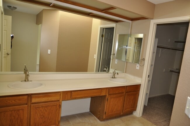 Building Photo - 1443 Briar Cir