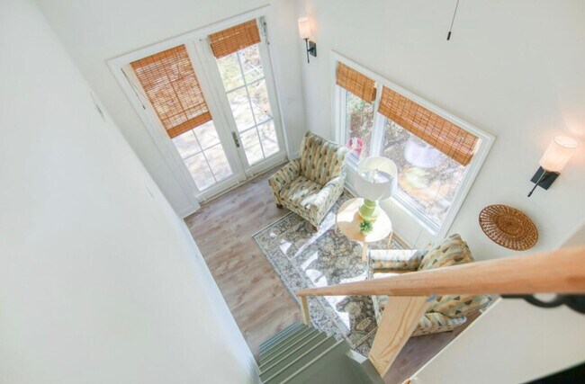 Building Photo - 452 Riverland Dr