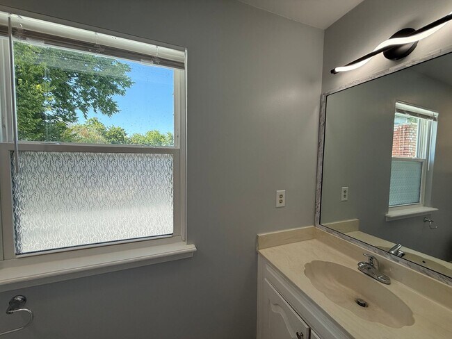 Building Photo - Nice 3 bedroom 2.5 bath near Jenks HS