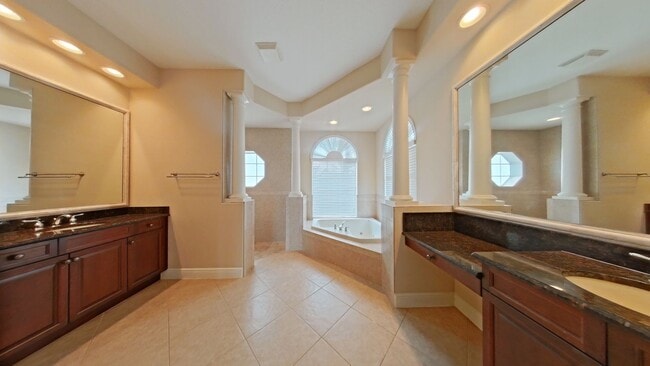 Building Photo - Beautiful 4-bedroom , 4 bathroom House wit...