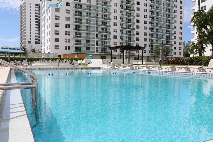 Pool/Deck Area - 5005 Collins Ave