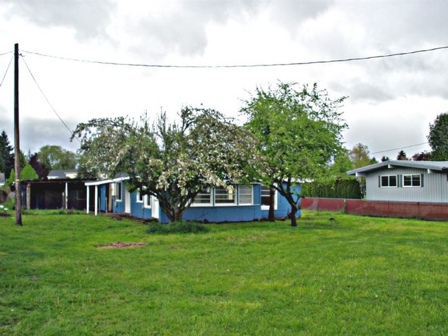 Building Photo - Small farm house in country setting on app...