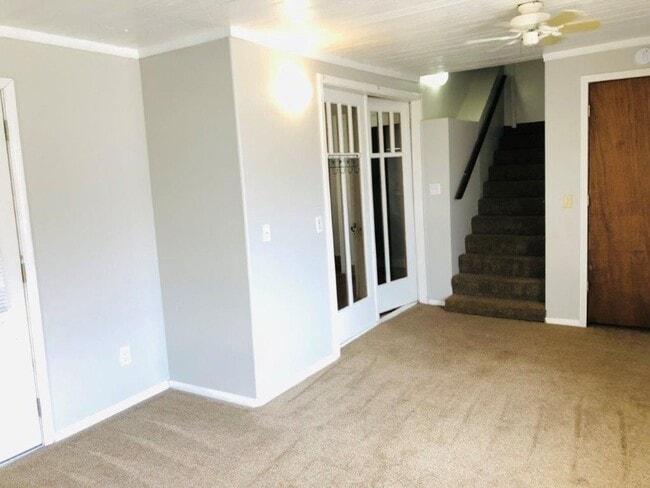 Building Photo - 2 bedrooms with sunroom, 1 bath , spacious...