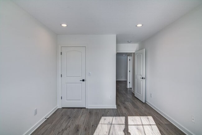 Building Photo - 3 Bedroom Town Home