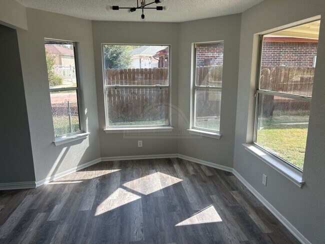 Building Photo - 2802 Delta Cir