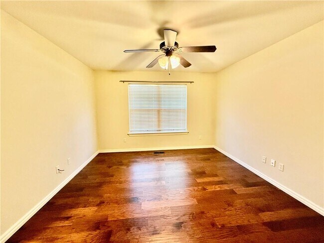 Building Photo - 305 Meadows Ct