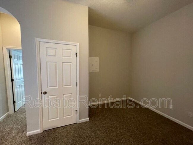 Building Photo - 13026 Sunset Lake Dr