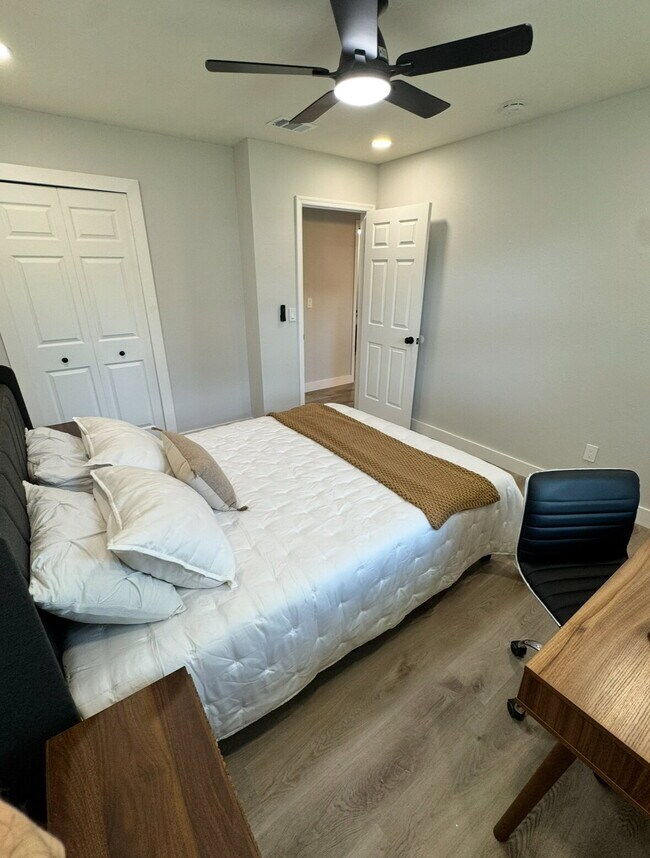 Building Photo - House close to UCF & Valencia with 4 Bedrooms for Students!