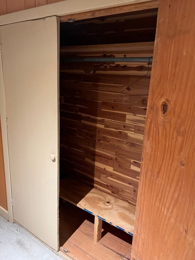 Building Photo - Spacious 3 Bedroom Home Available Septembe...