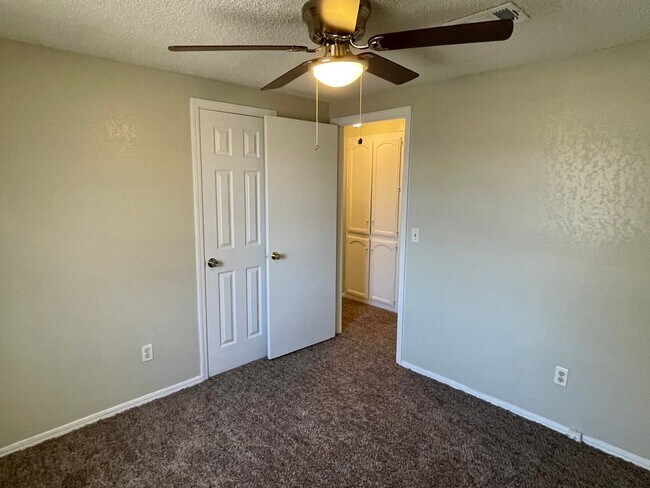Building Photo - Updated 3 bed 1.5 bath