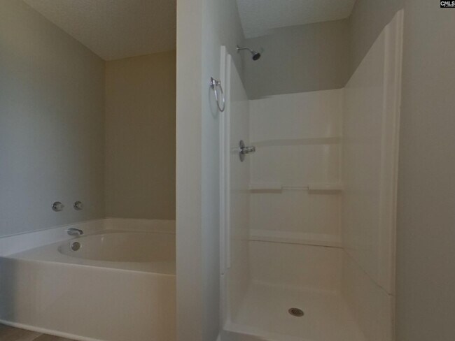 Building Photo - 661 Thornhill Dr