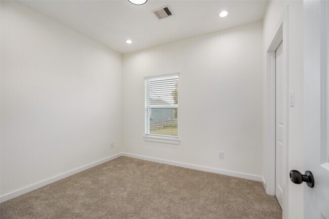 Building Photo - 6417 Eastland St