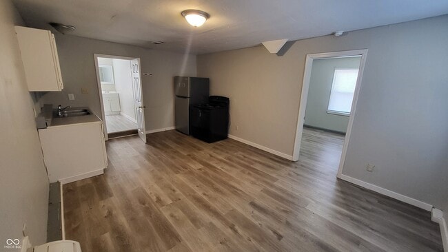 Building Photo - 336 W 6th St