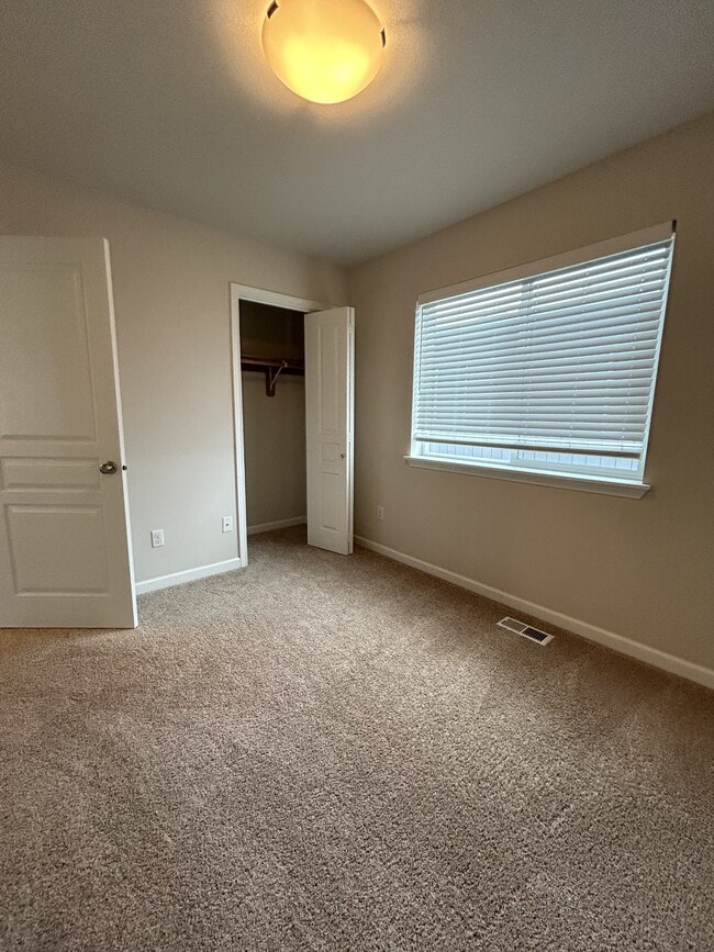 Building Photo - 150 Willow View Circle