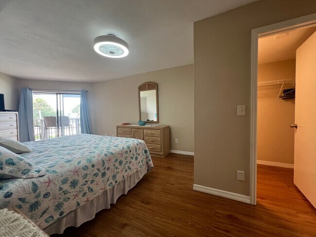 Building Photo - BEAUTIFUL and Renovated Riverfront Furnish...