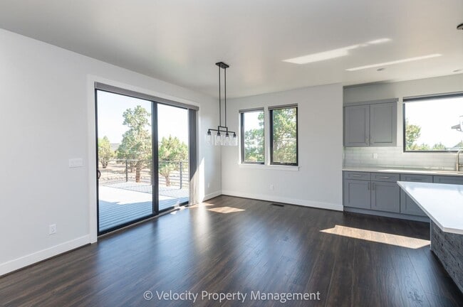 Building Photo - Stunning Home in Eagle Crest Resort Commun...