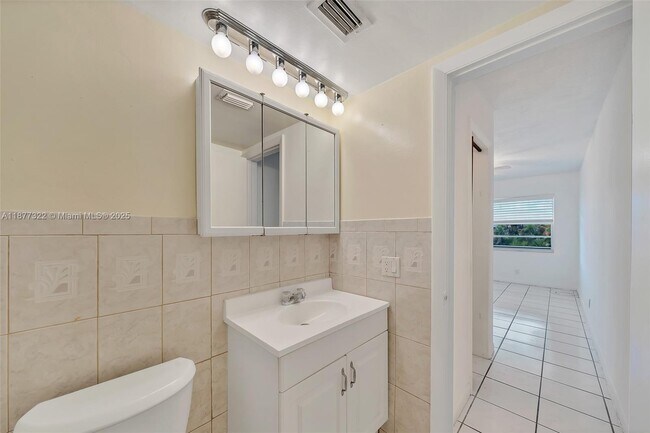 Building Photo - 751 Pine Dr
