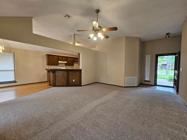 Building Photo - (3) Bed, (2)Bath Avail NOW! Cambridge Addi...