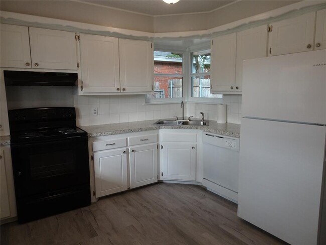Building Photo - 2305 Maple Dr