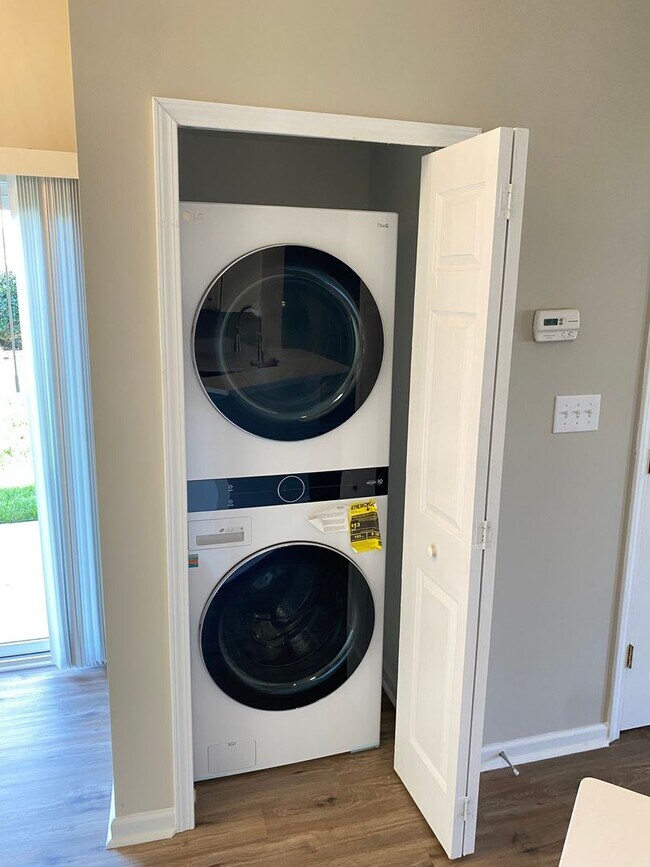 Building Photo - Three Bedroom Townhome In Caldwell Station With primary Bedroom On Main