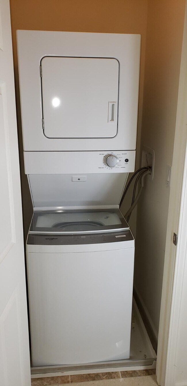 Building Photo - 12 Robinson Ave