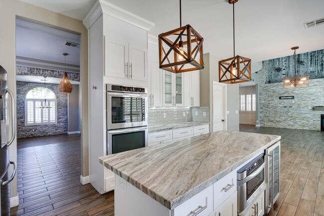 Building Photo - Luxurious 4 bd 3.5 bth Henderson Home in G...