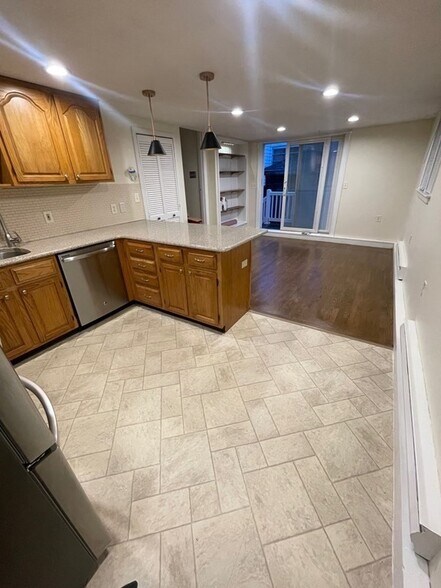 Building Photo - 842 South St