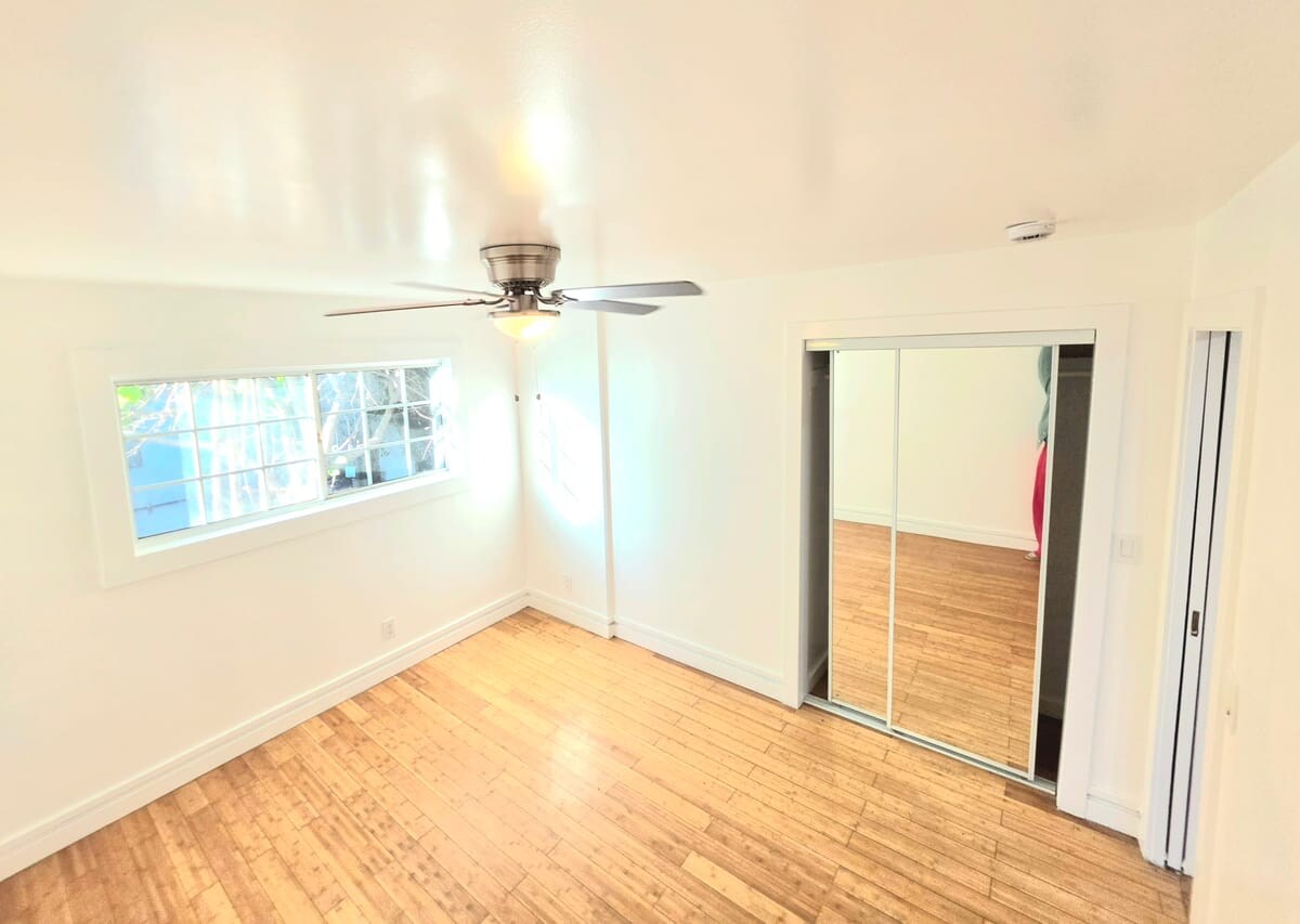 Building Photo - 1361 W Vernon Ave