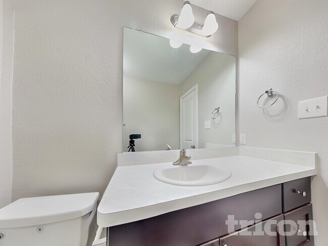 Building Photo - 424 Mallow Dr