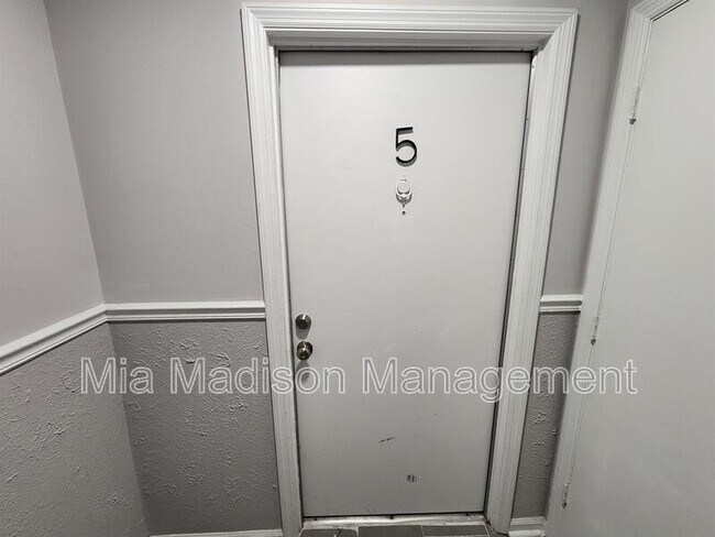 Building Photo - 111 E Mell St