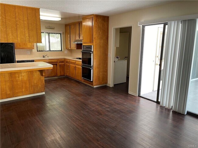 Building Photo - 1553 Albret St