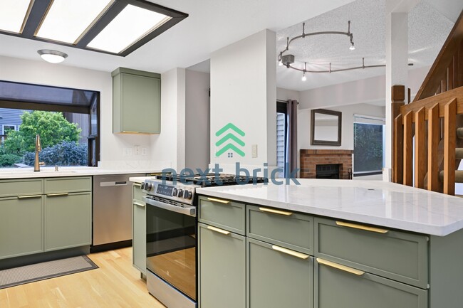 Building Photo - Lake Sammamish View Home with Spacious Decks in Prime Bellevue Location