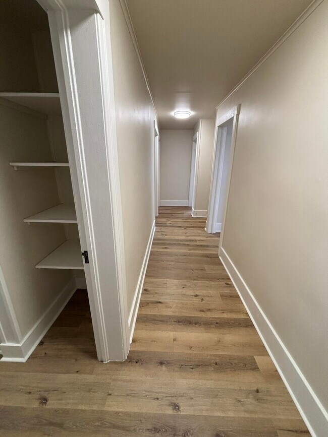 Building Photo - 428 Ideal St