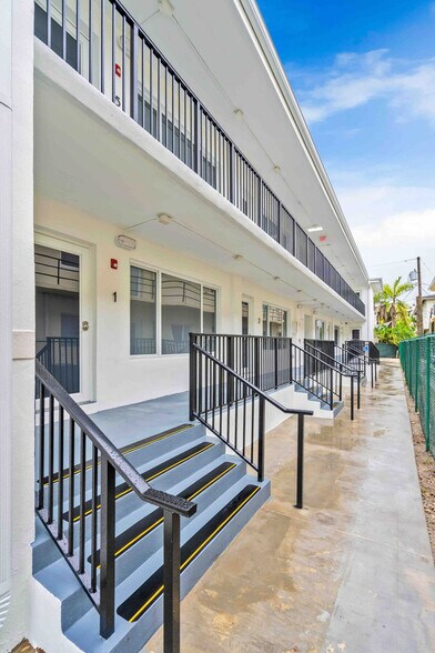 Building Photo - 1555 Bay Rd