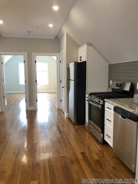 Building Photo - 9-11 Woodside Ave.