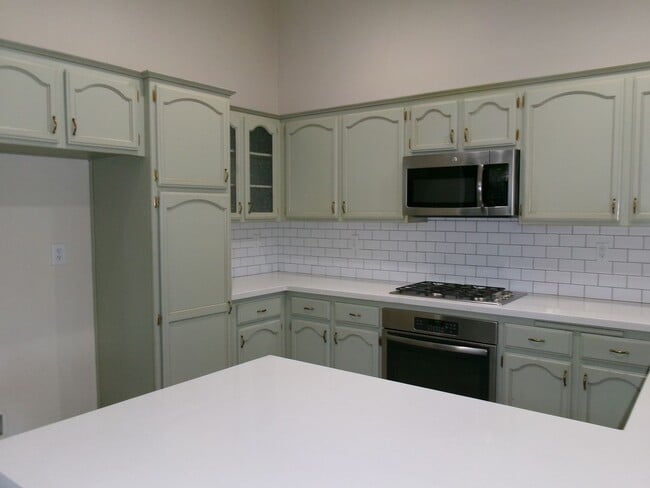 Building Photo - NW-WITH POOL !